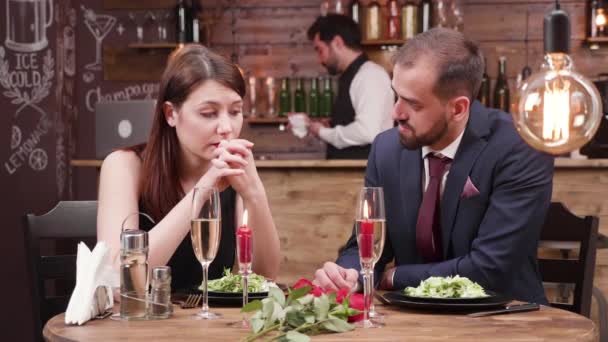 Sad ung kvinna, ser besviken på en blind date — Stockvideo