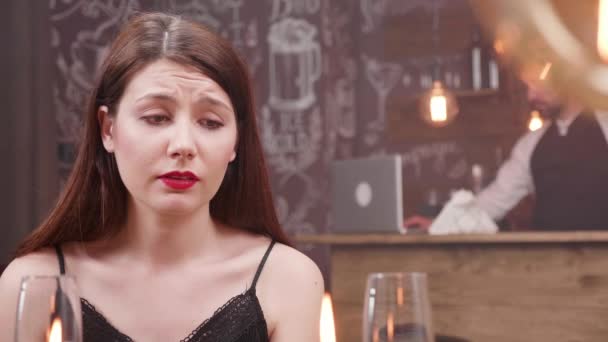 若い女性は食卓で悪い知らせを見つける — ストック動画