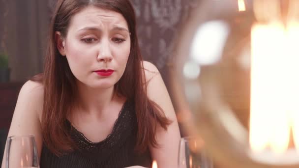 悲劇の後、悲しい女の子は絶望に直面する — ストック動画