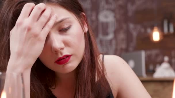 Triste jovem fêmea com lágrimas nos olhos olhando para a frente — Vídeo de Stock
