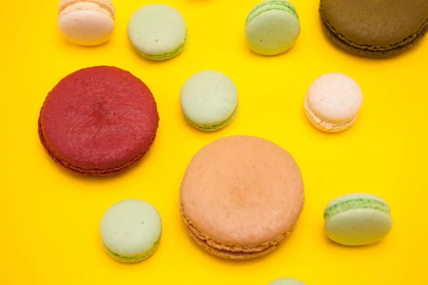 Heerlijke Franse bitterkoekjes smaken op gele achtergrond — Stockfoto