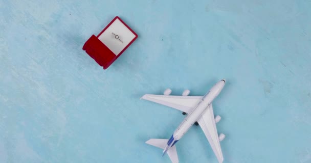 Toy plane and engagement ring. Travel for a proposal. — Stock Video