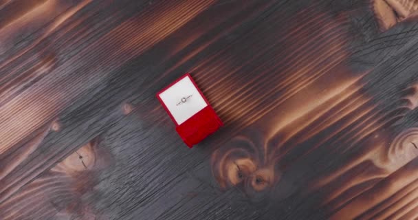 Бриллиантовое обручальное кольцо на деревянном фоне . — стоковое видео