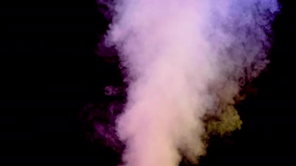 Nube abbondante di fumo che emerge su sfondo nero — Video Stock