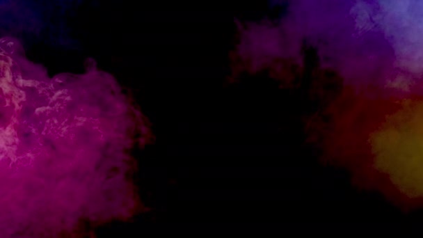 Минималистские дымовые облака, плавающие в воздухе и светящиеся теплыми и холодными огнями — стоковое видео