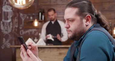 Akıllı telefonun ekranında onun Stylus kullanarak yaratıcı adam