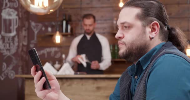 Az ember nézi a telefon képernyőjén egy kicsit érintett — Stock videók