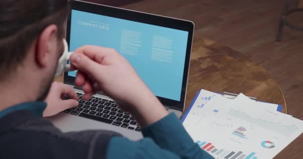 Entrepreneur en pause café comparant les données des journaux officiels et ses analyses — Video