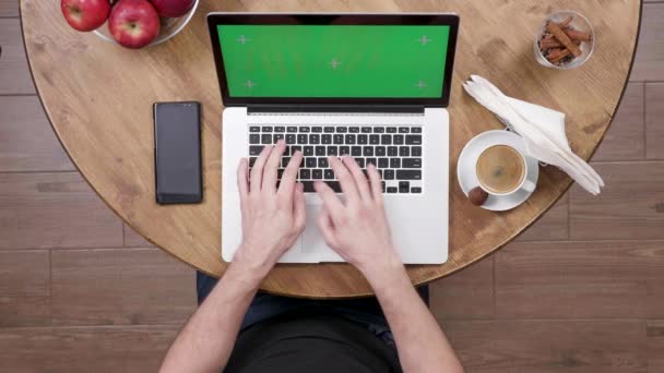 Pohled shora mužských rukou, psaní na notebooku s zelená obrazovka — Stock video