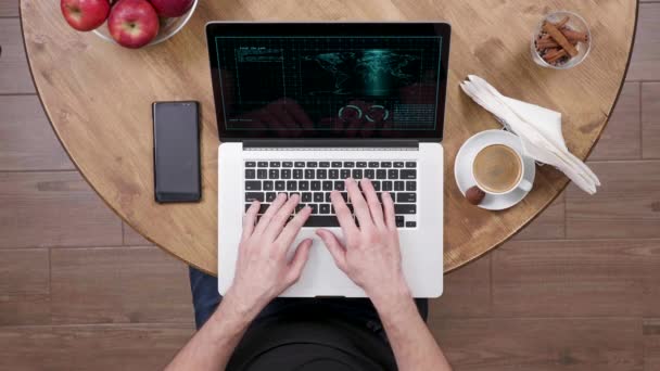 Młody haker w kawiarni trudny wobec siekać online firmy — Wideo stockowe