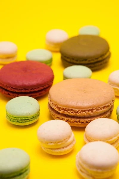 Heerlijke wieden Frans dessert op gele achtergrond — Stockfoto