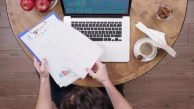 Genç girişimci bir konferans ve çalışmalar çizelgeleri için hazırlanıyor