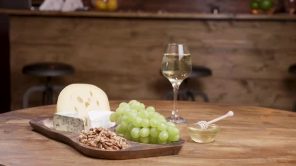 Composition artistique des fromages, raisins et vins — Video