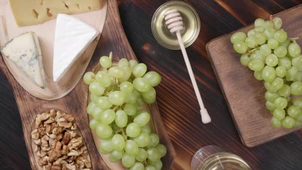 Вид сверху пищевой композиции с сыром и вином — стоковое видео