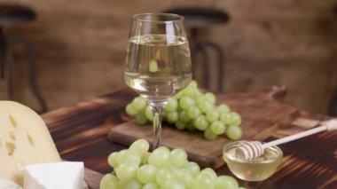 Ahşap arka plan üzerinde şarap ve meze kavramı