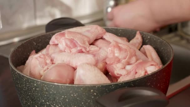 Washing the fried chicken and placing it on a pot — Stock Video