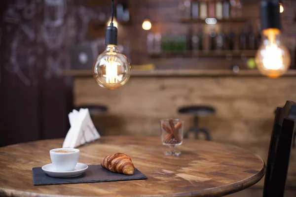 Café árabe servido con postre parisino en una cafetería vintage —  Fotos de Stock