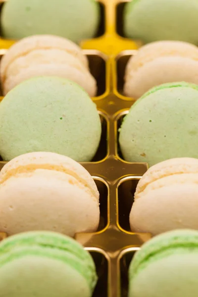 Rij van kleurrijke Franse macarons in het vak — Stockfoto