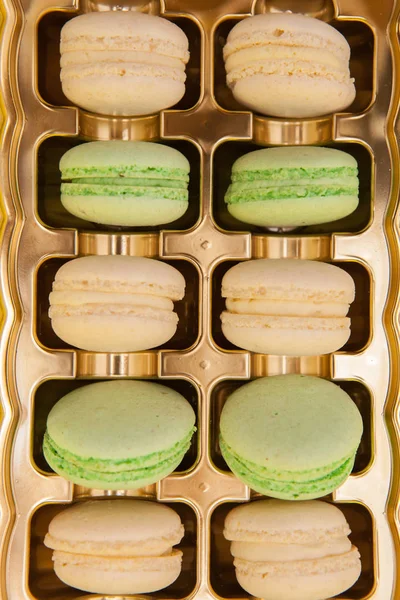 Traditionele Franse zoetigheden macarons in een gouden doos — Stockfoto