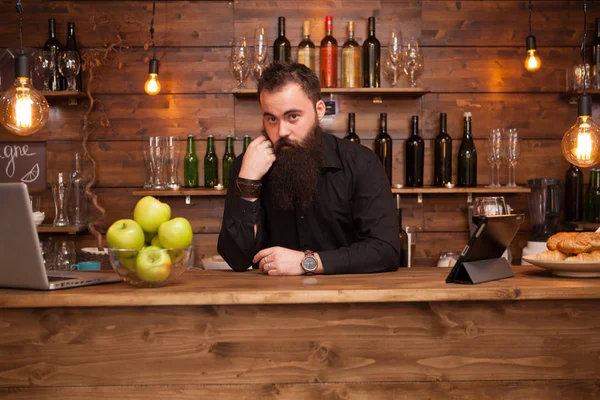 Barın arkasında sakallı yakışıklı genç barmen sayaç. — Stok fotoğraf