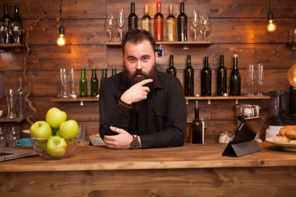 Skäggiga stilig ung bartender bakom baren counter. — Stockfoto