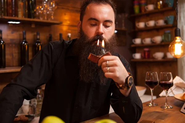 Barbudo joven camarero guapo encendiendo su cigarrillo . —  Fotos de Stock