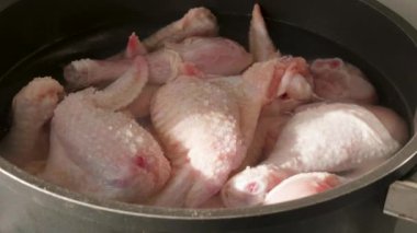 Bir tencere ve tava pişirme çiğ tavuk eti