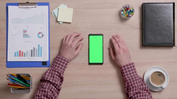 Pohled ze shora mans ruce touch levém horním rohu zeleným plátnem na chytrý telefon — Stock video