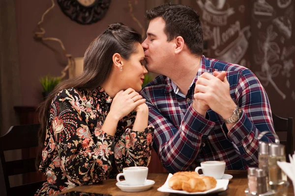 Junges schönes Paar in Restaurant zeigt Zuneigung. — Stockfoto