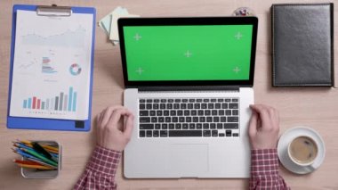 Diz üstü yeşil ekranında ararken üst eller mans