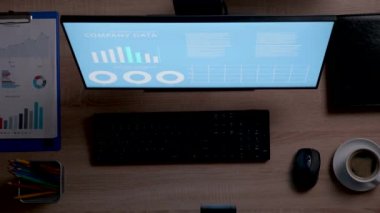 Bir ofiste ses aktivasyon kablosuz, Bluetooth ışık kontrol uygulaması kullanan adam