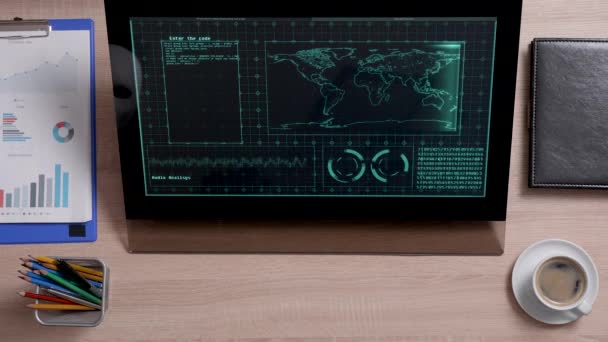 Ein Inkognito-Mann mit Maske sitzt vor einem Monitor mit Intelligenzdaten über — Stockvideo