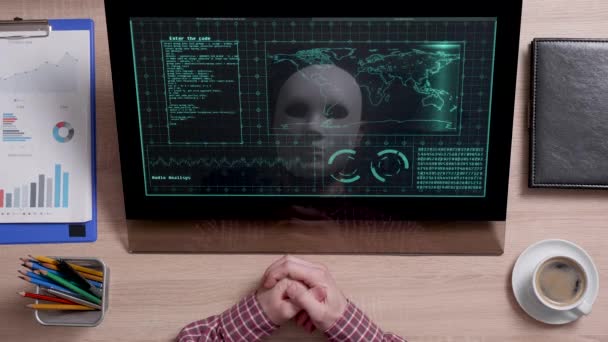 Um reflexo de um hacker em máscara branca se senta na frente de um monitor e analisa dados — Vídeo de Stock