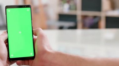 Akıllı telefon ekranında yeşil ekrana sahip pürüzsüz slayt hareketi