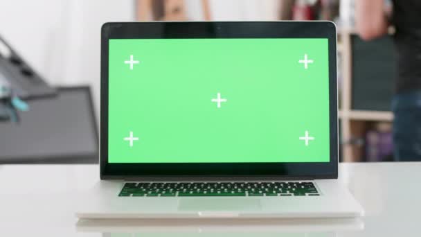 Pantalla verde en una pantalla portátil sobre un fondo borroso — Vídeos de Stock