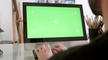 Adam yeşil bir ekranın önünde sürekli türleri