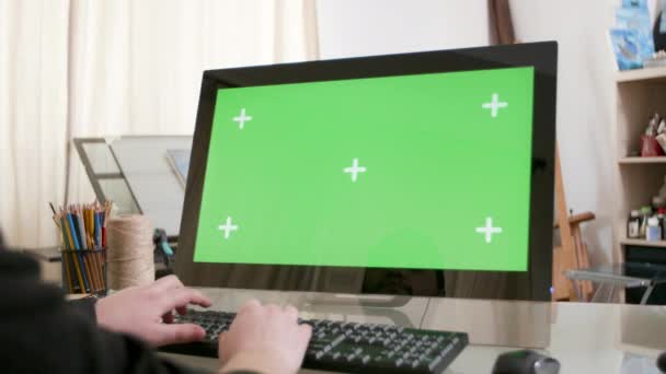 Mãos masculinas digitando um texto em um computador com tela verde em — Vídeo de Stock