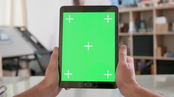 Mans POV tiro segurando um tablet verticalmente com tela verde em — Vídeo de Stock