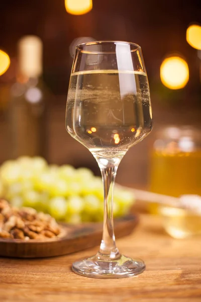 Foto da vicino di un bicchiere di vino bianco su un tavolo di legno — Foto Stock