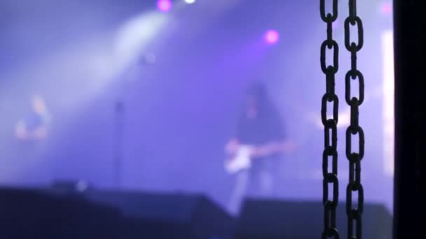 Rock gitarist spelen en dansen op het podium — Stockvideo