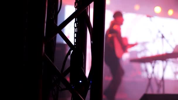 Man med akustisk gitarr uppträder på scenen i en country rock musik konsert — Stockvideo