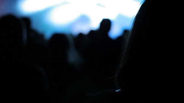 Detrás de la multitud en un concierto de música nigt tarde — Vídeos de Stock