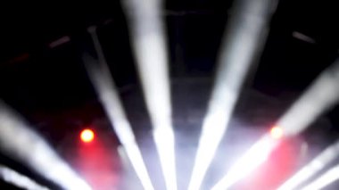 Bir konser salonunun tavan Iluminating blured Strobe ışıklar