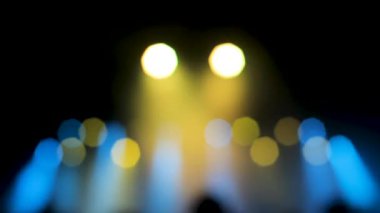 Bir müzik festivalinde blured renkli Strobe ışıkları