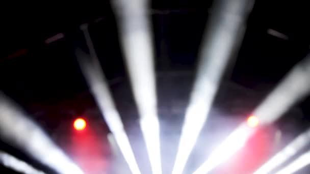 Luci stroboscopiche azzurrate che illuminano il soffitto di una sala da concerto — Video Stock