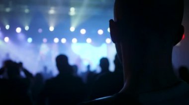 Genç fan bir rock konserinde müzik dinlerken