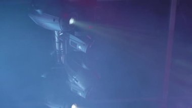 Büyük bir rock konserinde aydınlatma equipemnt