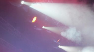 Sahne üstünde Strobe ışıkları ve duman