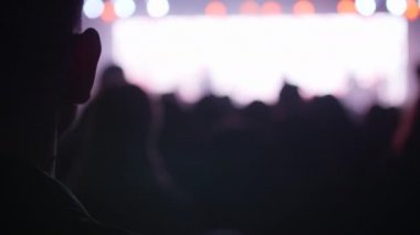 Adam bir konser için bir müzik festivali başlamak için bekliyor