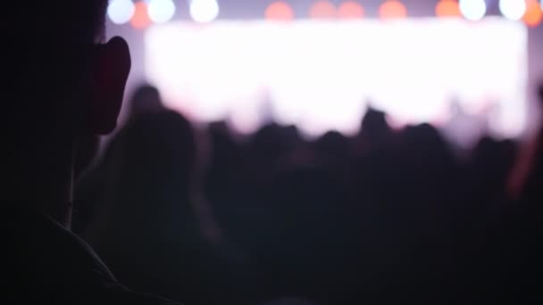 Hombre esperando un concierto para comenzar en un festival de música — Vídeo de stock